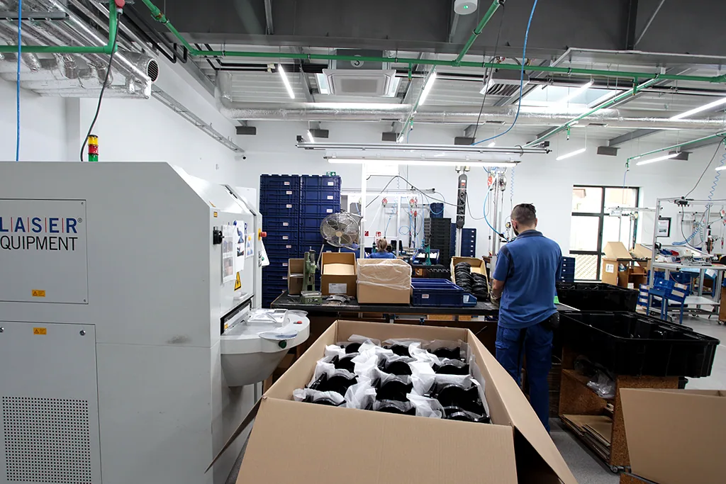 Assembly and laser welding station