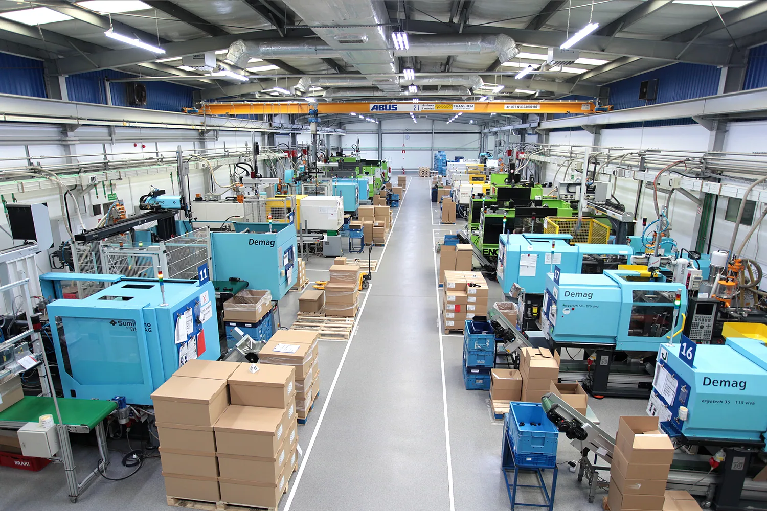 Production hall with automated injection moulding cells